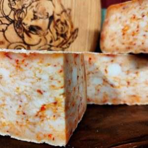 Queso de oveja madurado con chile picante