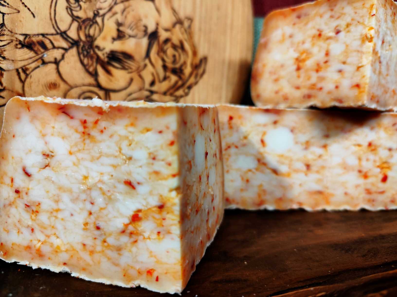 Queso de oveja madurado con chile picante
