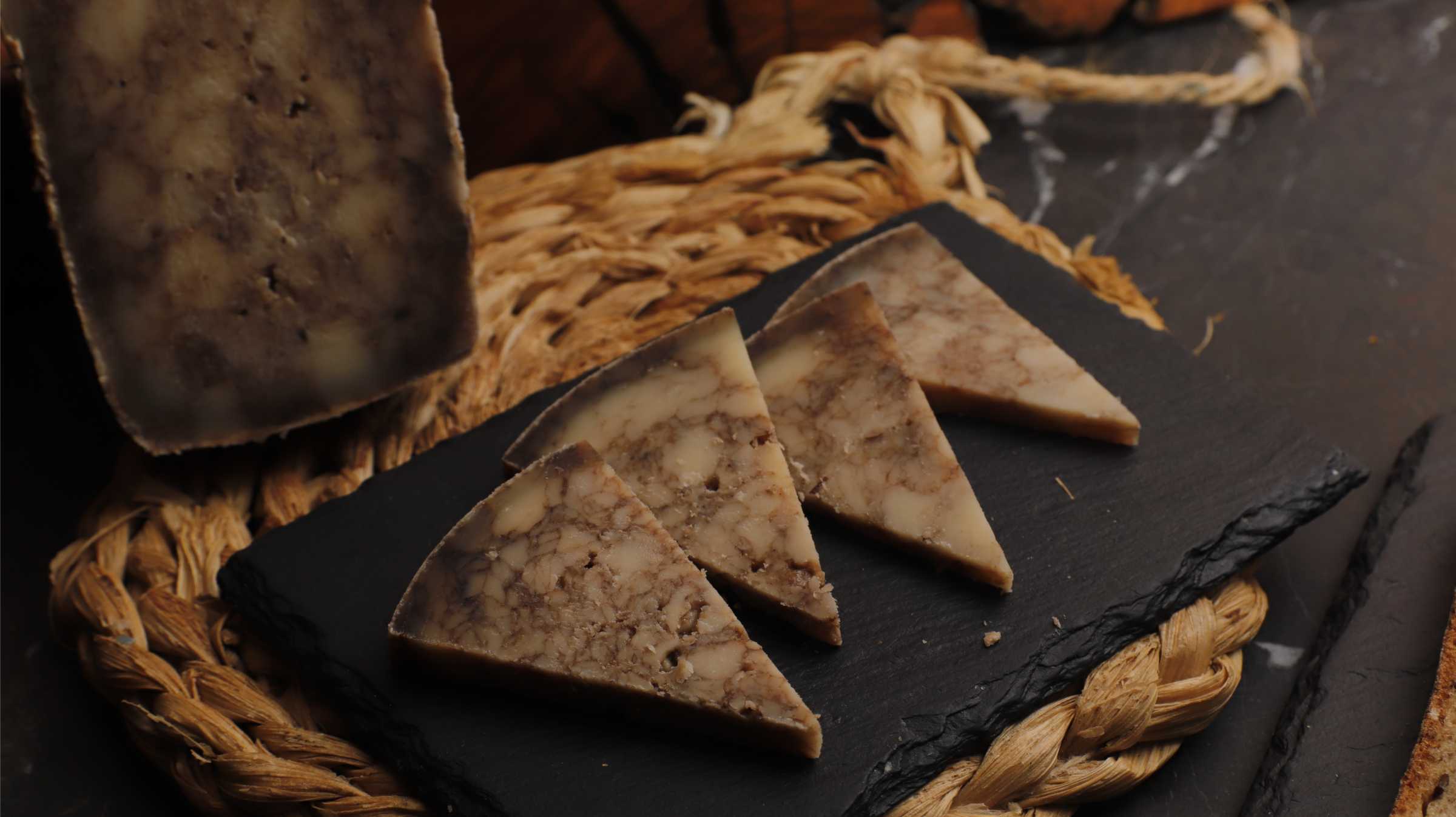 Queso de oveja madurado con ajo negro - Imagen 2