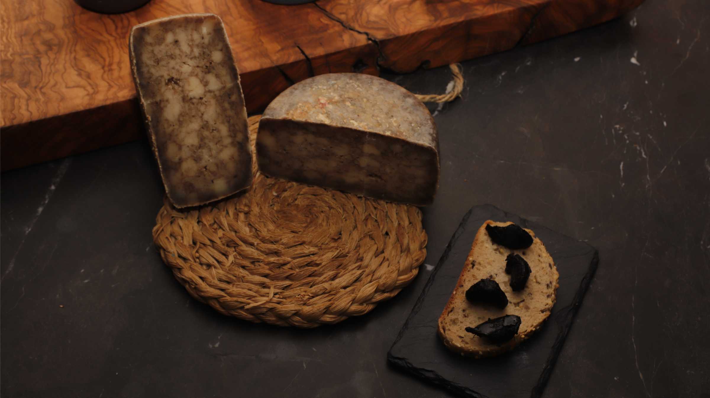 Queso de oveja madurado con ajo negro - Imagen 3
