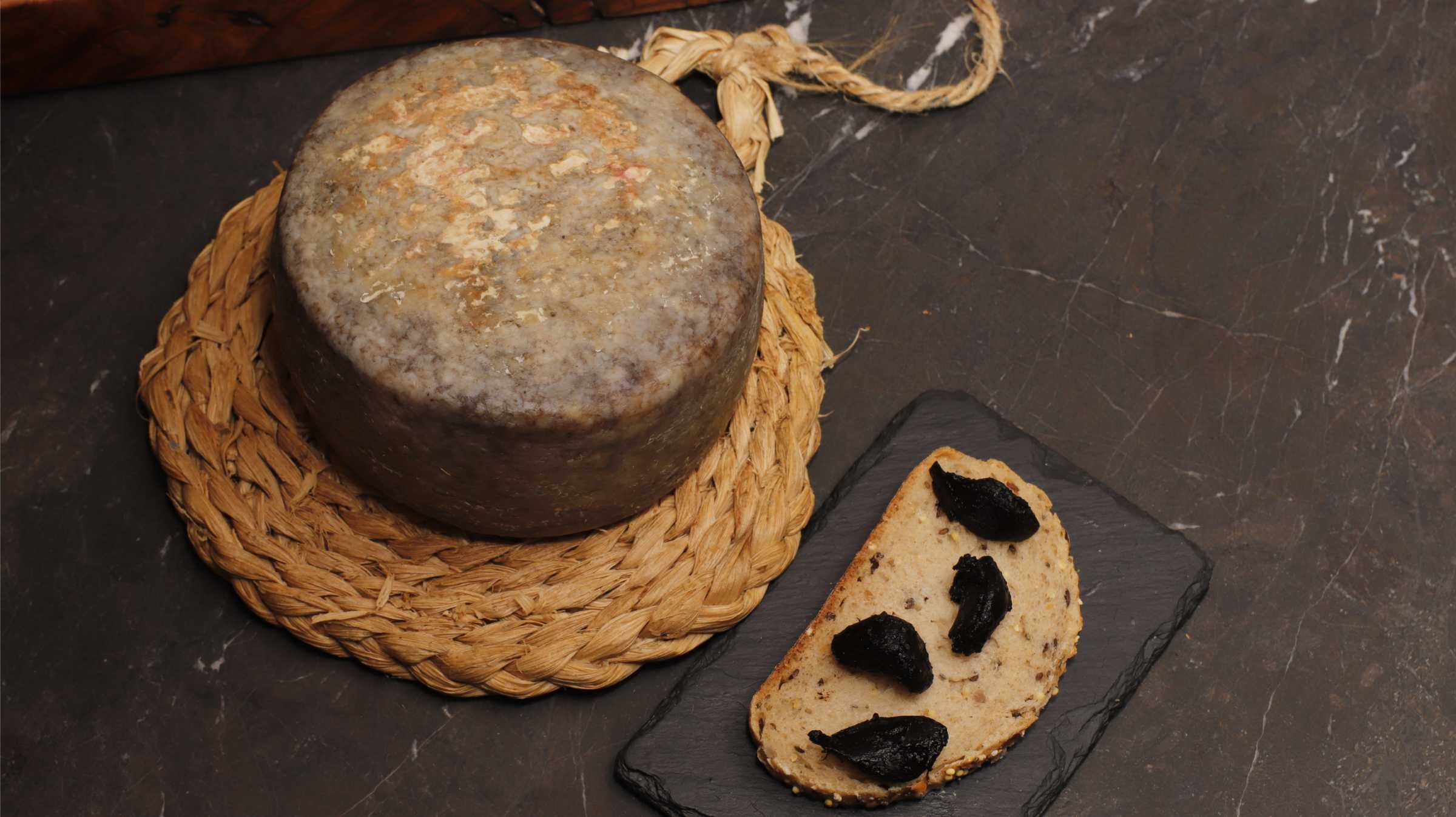 Queso de oveja madurado con ajo negro - Imagen 4