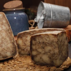 Queso de oveja madurado con ajo negro