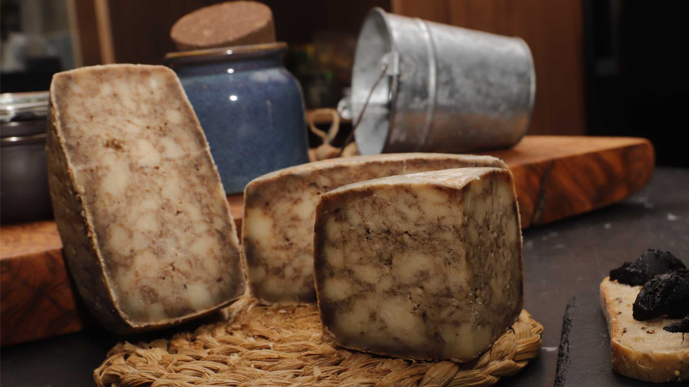 Queso de oveja madurado con ajo negro