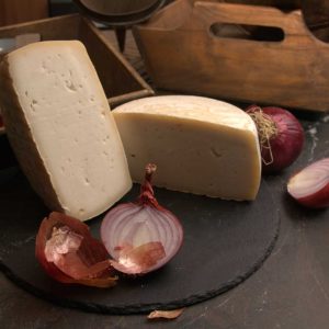 Queso de cabra madurado con cebolla caramelizada