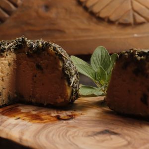 Afinado vegano de anacardos con romero y orégano